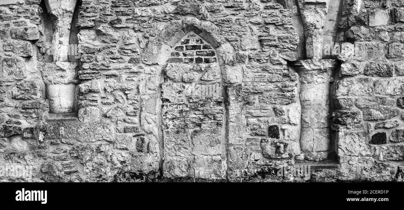 Le mur restauré et accrocheur orienté sud de l'église Saint-Giles, Bielby, North Yorkshire, Royaume-Uni Banque D'Images