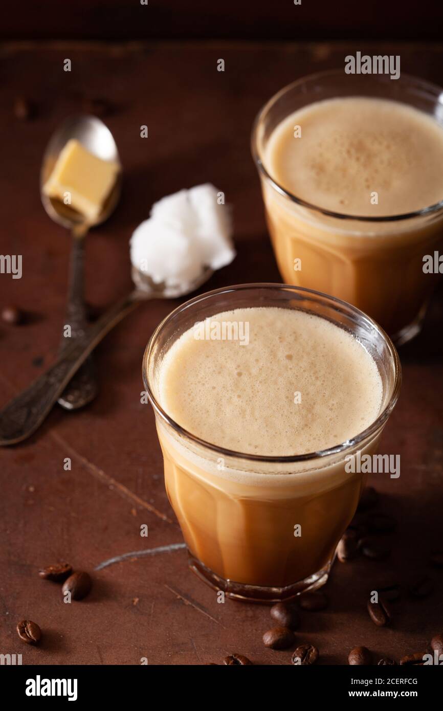 Bulletproof coffee, céto paleo mélangé avec un verre d'huile de coco et de beurre Banque D'Images