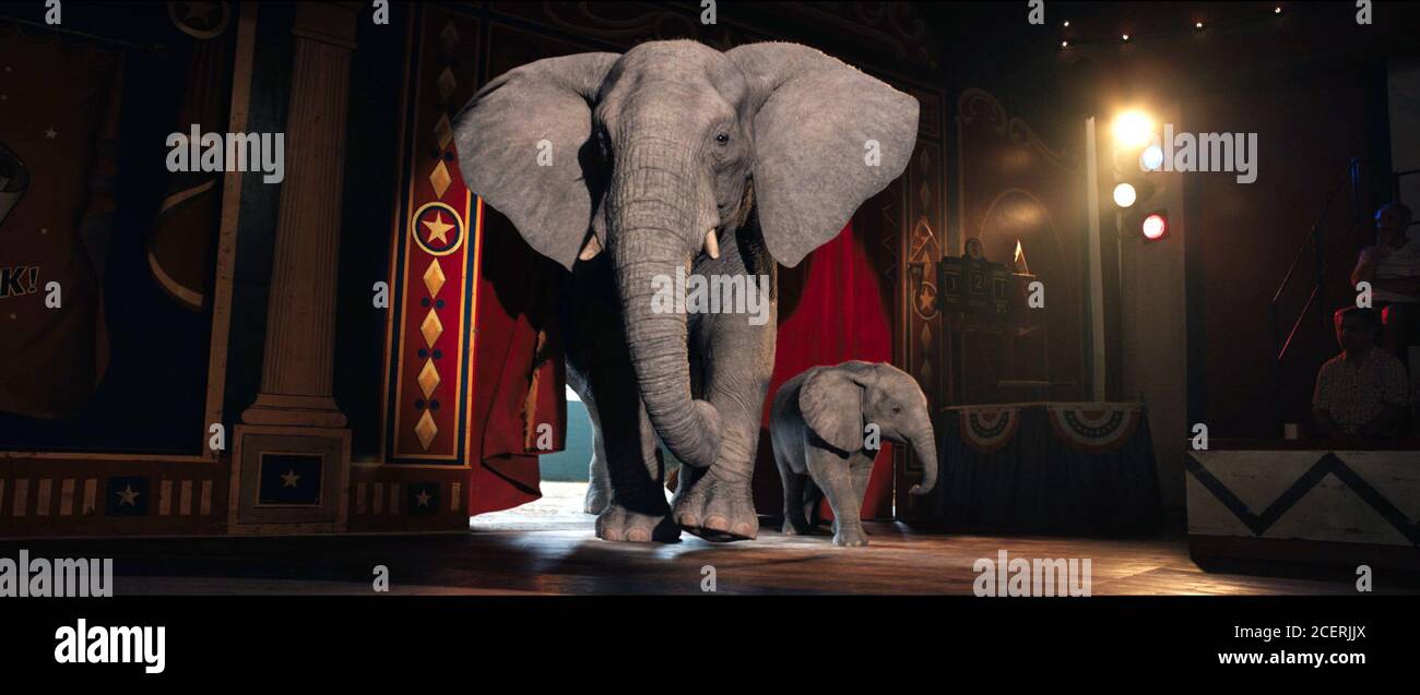 Le seul et unique Ivan est un film de fantaisie américaine de 2020 réalisé par Thea Sharrock à partir d'un scénario écrit par Mike White, basé sur le roman pour enfants du même nom de K. A. Applegate. Les stars du film les voix de Sam Rockwell, Angelina Jolie, Danny DeVito, Helen Mirren, Brooklynn Prince, Chaka Khan, Ron Funches, Phillipa Soo, et Mike White, avec les personnages humains représentés par Ramón Rodríguez, Ariana Greenblatt, Et Bryan Cranston. Cette photographie est à usage éditorial exclusif et est le copyright de la compagnie de film et/ou le photographe assigné par la compagnie de film ou de production et c Banque D'Images