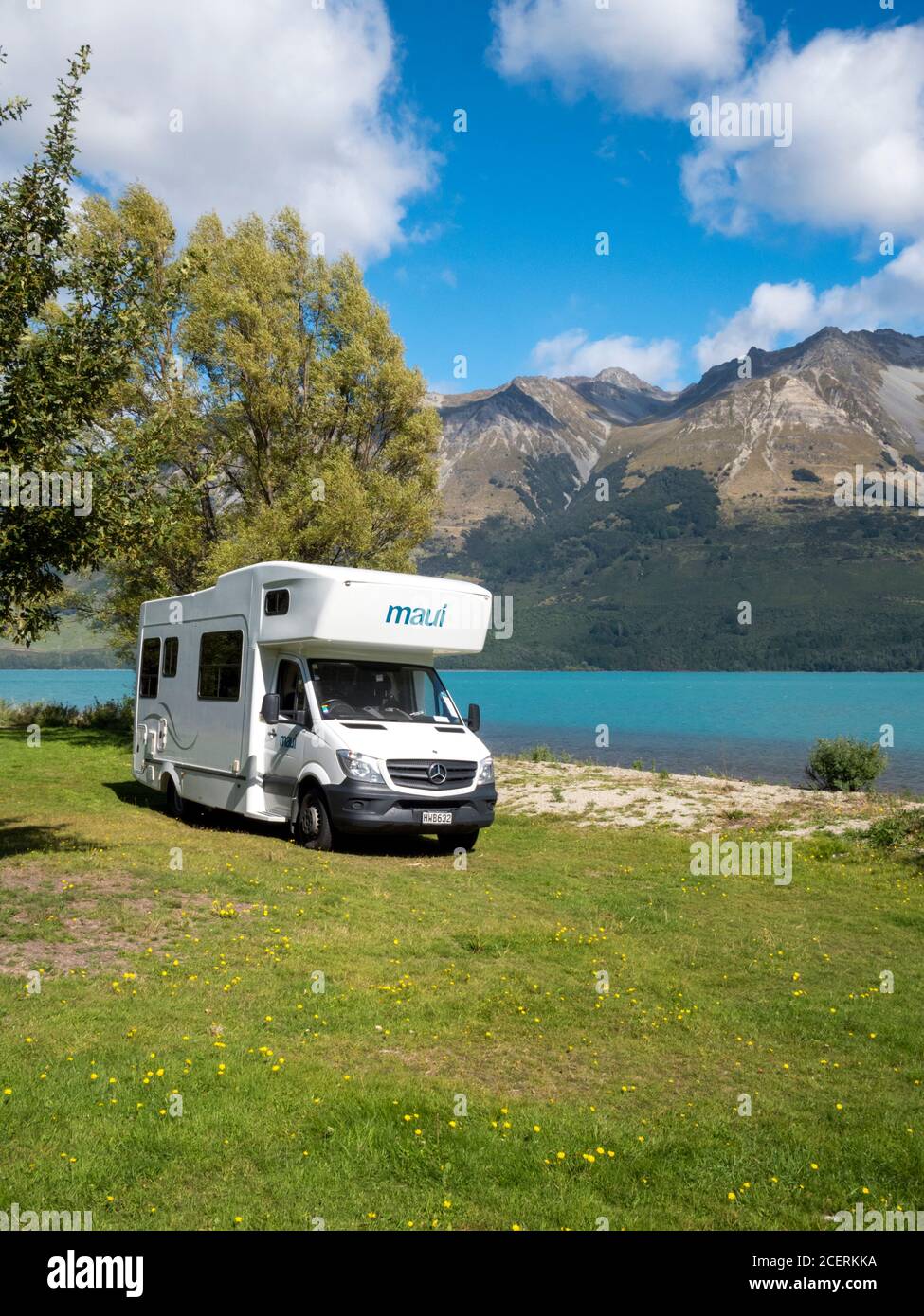 Une location de Maui motorhome garée sur le camping-car de la plage au lac Wakatipu Glenorchy en Nouvelle-Zélande Banque D'Images