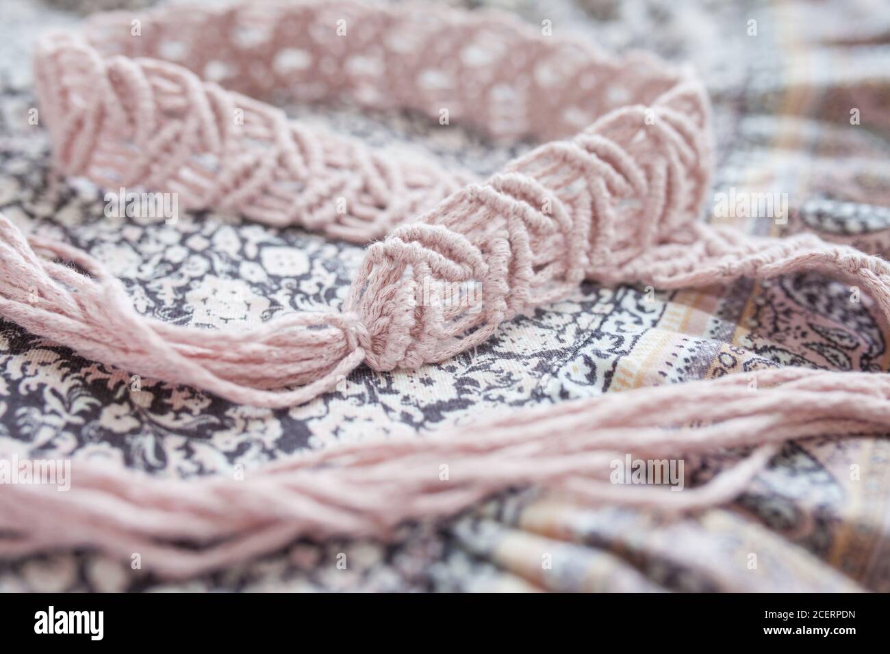 Ceinture à robe en macrame faite à la main. Fils de coton naturel et perles  de bois. Décoration élégante pour la robe pour femme. Fils de coton et de  tressage en macrame.