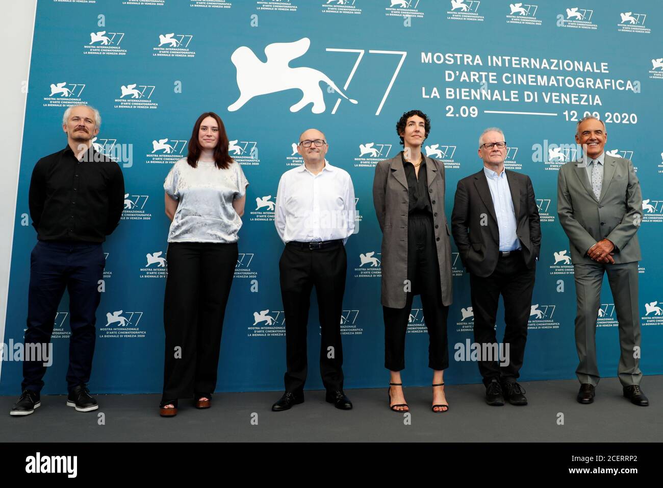 Le 77e Festival du film de Venise - appel photo des directeurs des Festivals européens - Venise, Italie, 2 septembre 2020 - Karlovy Vary Directeur artistique du Festival International du film Karel OCH, Directeur du Festival International du film de Rotterdam Vanja Kaludjeric, Directeur du Festival du film de San Sebastian José Luis Rebordinos, Lili Hinsin, directeur artistique du Festival de Locarno, Thierry Fremaux, délégué général du Festival de Cannes, et Alberto Barbera, directeur du 77e Festival international de Venise. REUTERS/Yara Nardi Banque D'Images