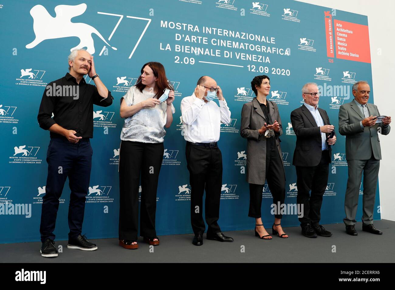 Le 77e Festival du film de Venise - appel photo des directeurs des Festivals européens - Venise, Italie, 2 septembre 2020 - Karlovy Vary Directeur artistique du Festival International du film Karel OCH, Directeur du Festival International du film de Rotterdam Vanja Kaludjeric, Directeur du Festival du film de San Sebastian José Luis Rebordinos, Lili Hinsin, directeur artistique du Festival de Locarno, Thierry Fremaux, délégué général du Festival de Cannes, et Alberto Barbera, directeur du 77e Festival international de Venise, retirent leurs masques protecteurs pour poser. REUTERS/Yara Nardi Banque D'Images