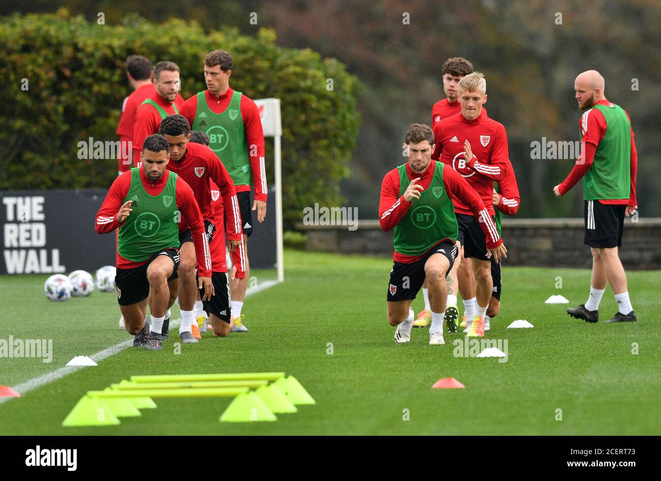 Hal Robson-Kanu (à gauche) et Ben Davies au pays de Galles pendant la séance de formation au Vale Resort, Hensol. Banque D'Images