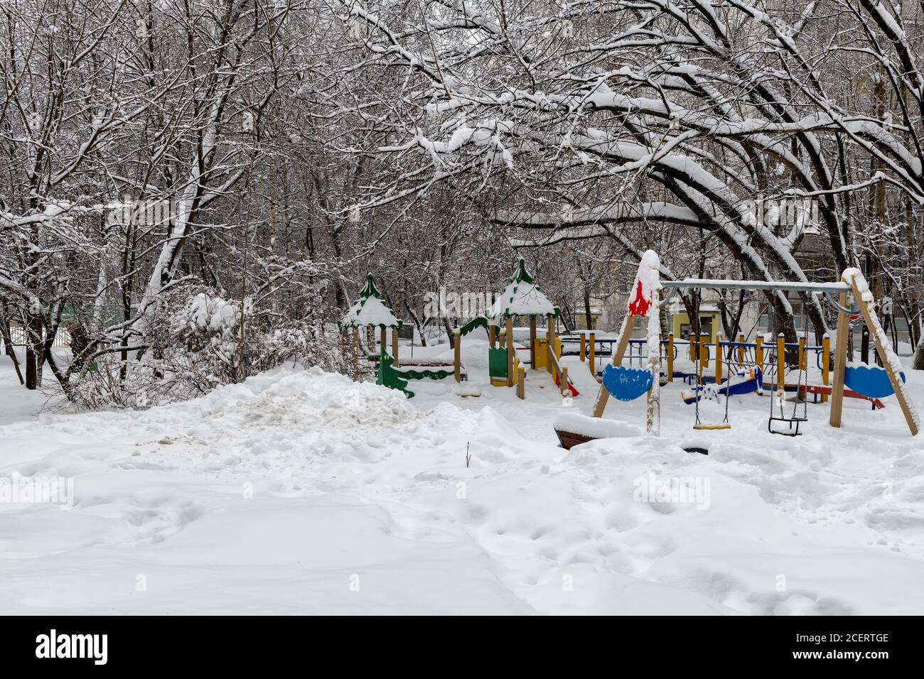 Terrain de jeu couvert de neige en ville après les chutes de neige en hiver. Banque D'Images