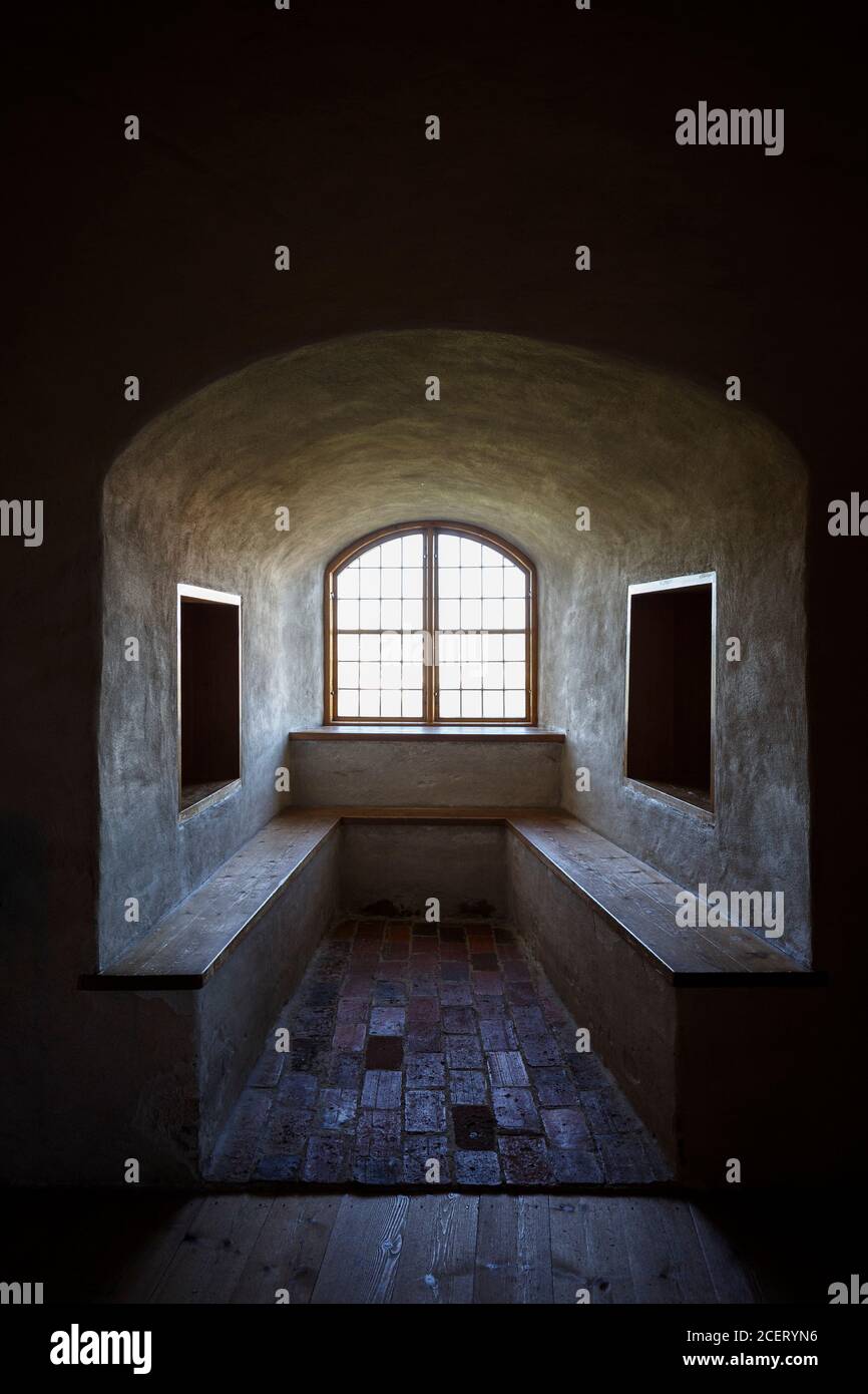 Fenêtre et bancs sur un mur épais au château médiéval et historique de Turku à Turku, Finlande. Banque D'Images