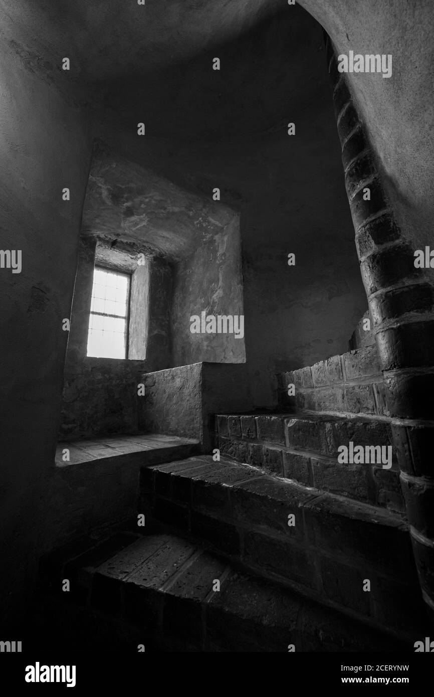 Fenêtre et escalier tournant étroit à l'intérieur du château médiéval et historique de Turku à Turku, Finlande. Banque D'Images