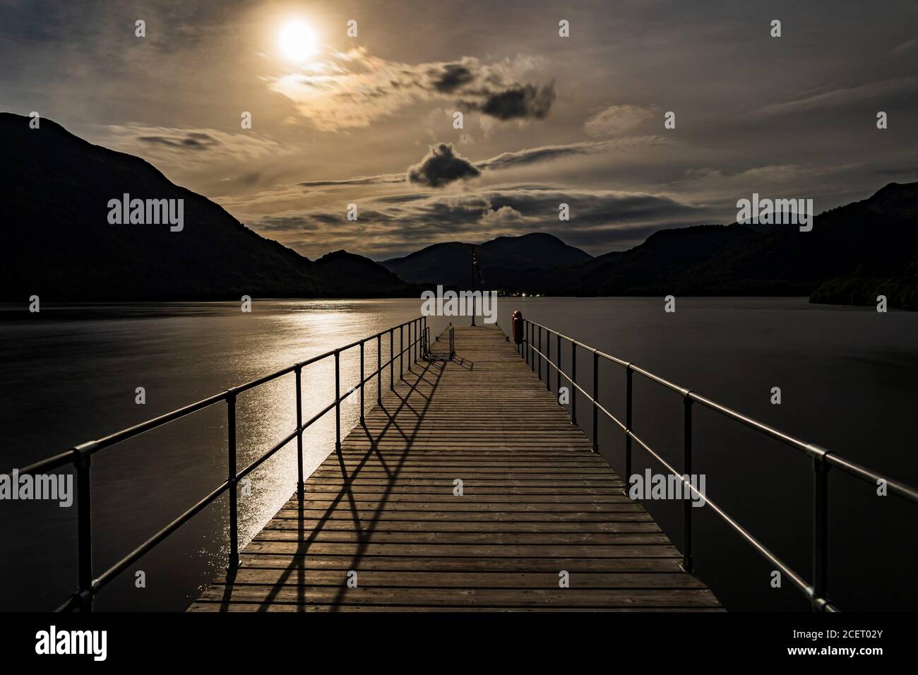 Vue sur le quai du défroisseur de la Force aérienne sur Ullswater on une nuit au clair de lune Banque D'Images