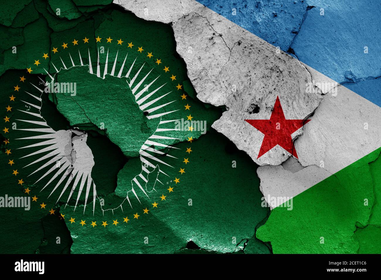 Drapeaux de l'Union africaine et de Djibouti peints sur un mur fissuré Banque D'Images
