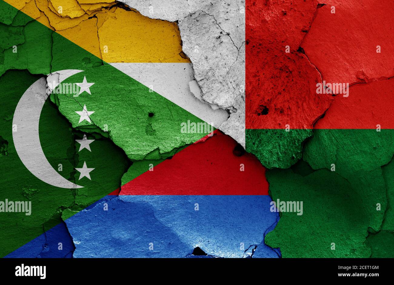 Drapeaux des Comores et de Madagascar peints sur un mur fissuré Banque D'Images