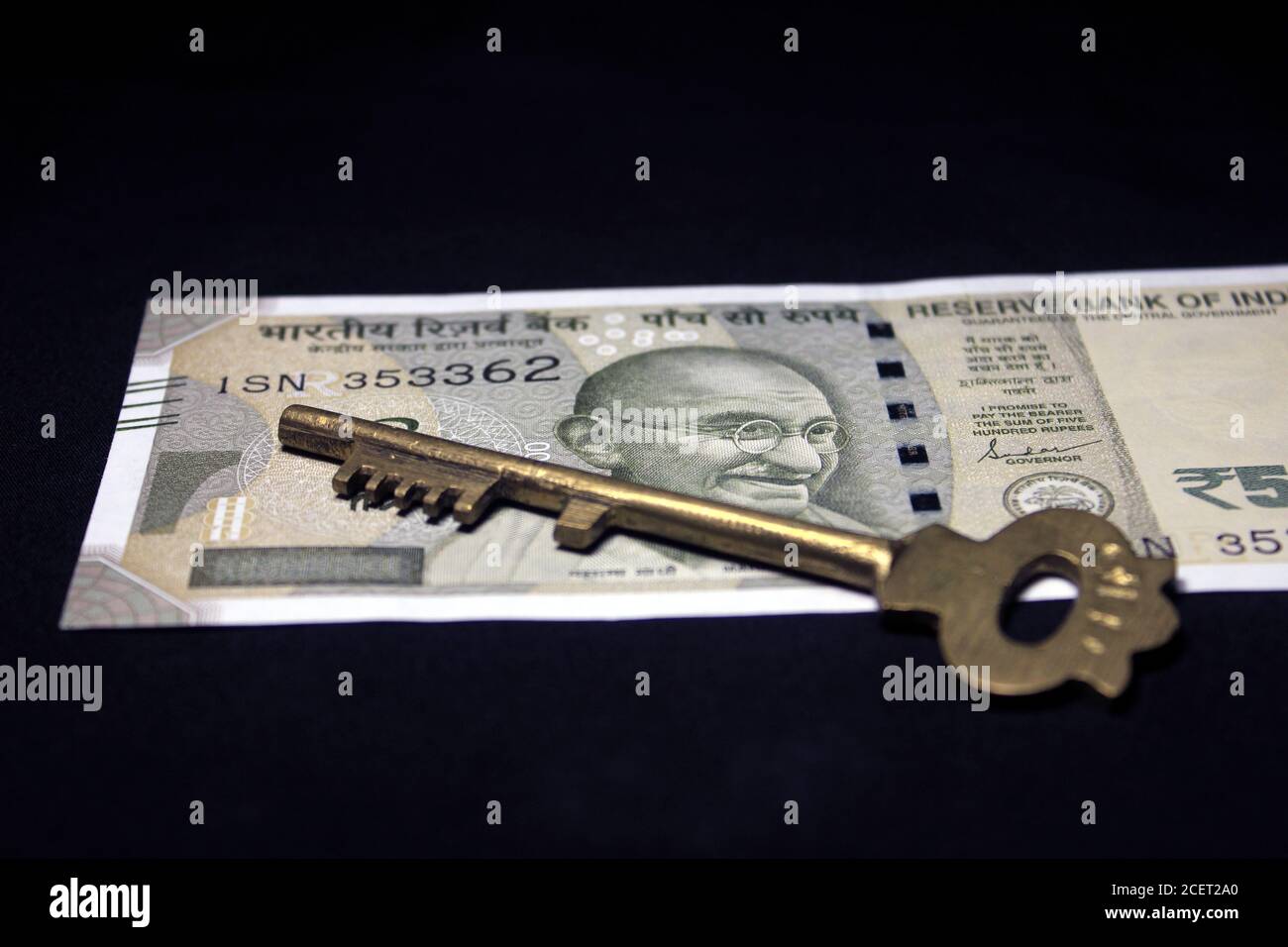 Monnaie indienne. note de 500 roupies avec clé. Monnaie indienne isolée sur fond noir. Banque D'Images