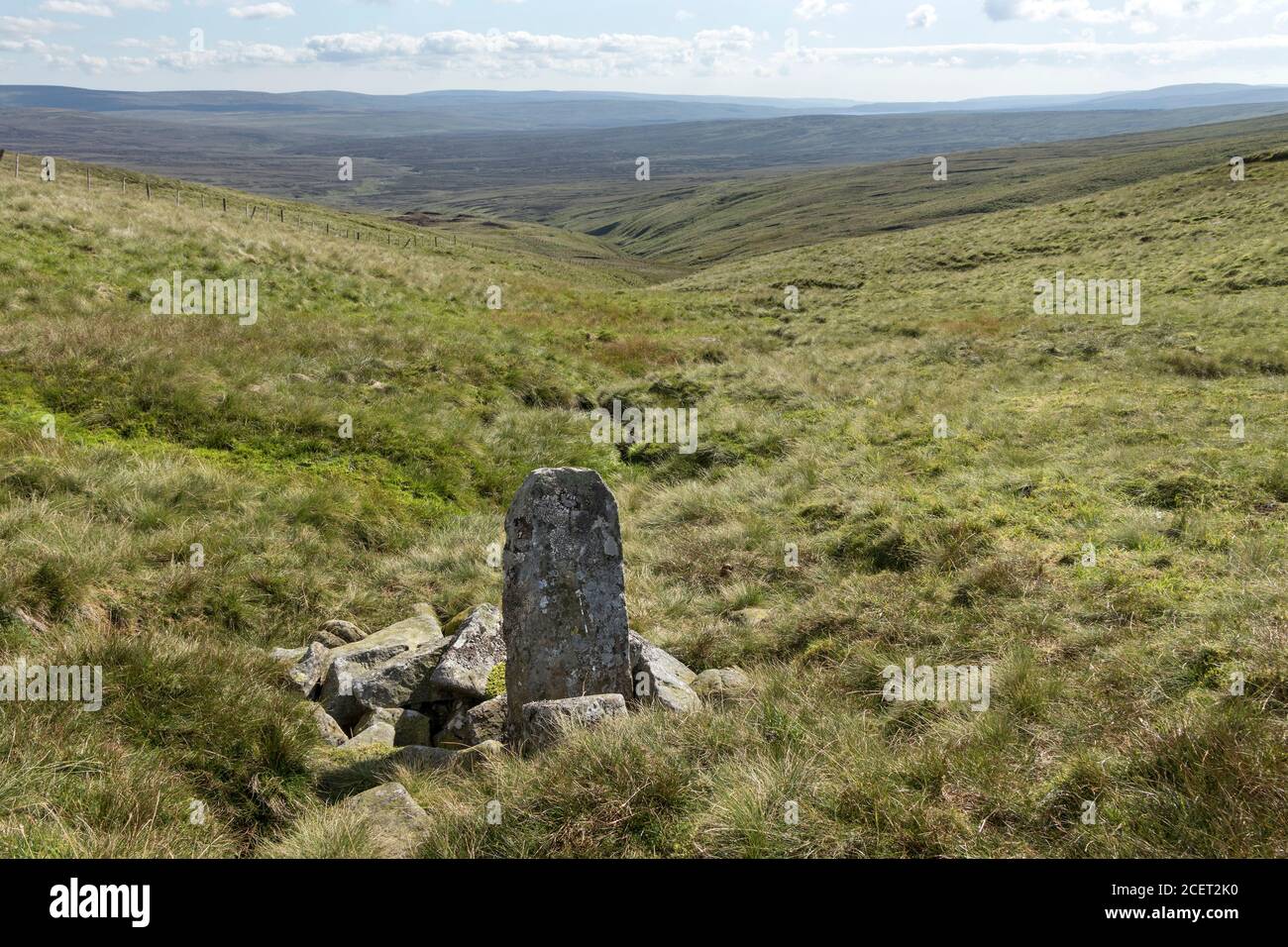 Pierre marqueur qui marque la source des Tees de la rivière À Tees Head on Cross Fell et la vue vers le bas La Upper Tees Valley vers Teesdale et County Durh Banque D'Images