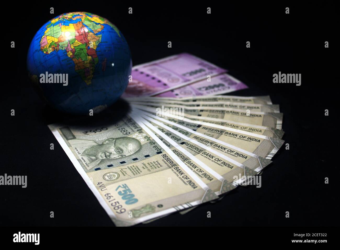 Nouvelle monnaie indienne. 500, et 2000 roupies notes avec globe. Monnaie indienne isolée sur fond noir. Banque D'Images