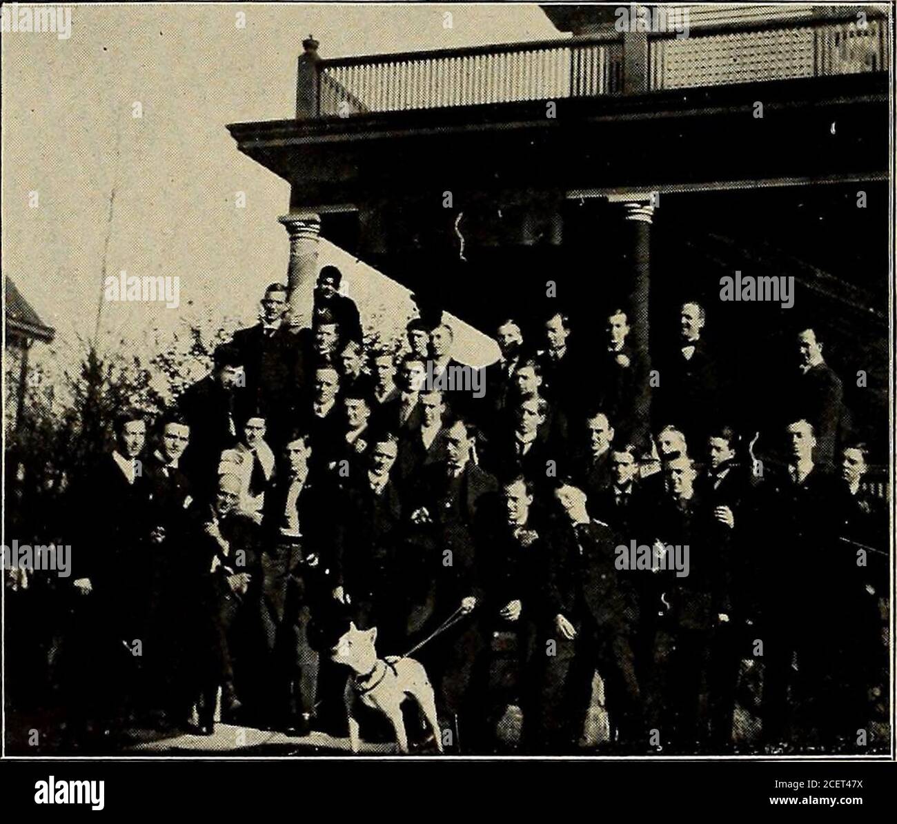 . Le livre Kappa Sigma; un manuel de faits descriptifs, historiques et statistiques concernant la fraternité Kappa Sigma. JEFFERSON DAVIS Kappa SIG-nls seulement honorifique M ;m 90 LA société de LIVRES KAPPA SIGMA est autant au Nord qu'au Sud. Le même GrandConclave qui a envoyé l'insigne à Mme Davis a également envoyé un à Mme. Grant, veuve du Président, dont le petit-fils favori.Capt Algernon E. U. Sartoris, est un Kappa Sigma. Un certain nombre d'autres scions de la Maison-Blanche sont membres. Une liste complète des noms des anciens en vue serait bestiresome. Kappa Sigmas sont à trouver dans tous les endroits où le Banque D'Images