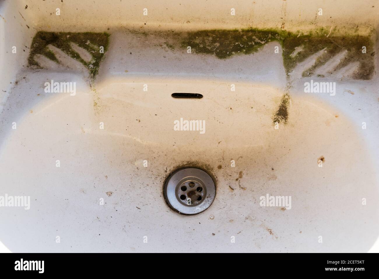 un vieux lavabo sale et dégoûtant en gros plan Photo Stock - Alamy