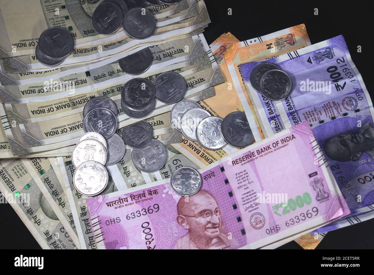 Aujourd’hui et dans l’ancienne monnaie indienne. billets et pièces de 50, 100, 200, 500, 2000 roupies. Monnaie indienne isolée sur fond noir. Banque D'Images