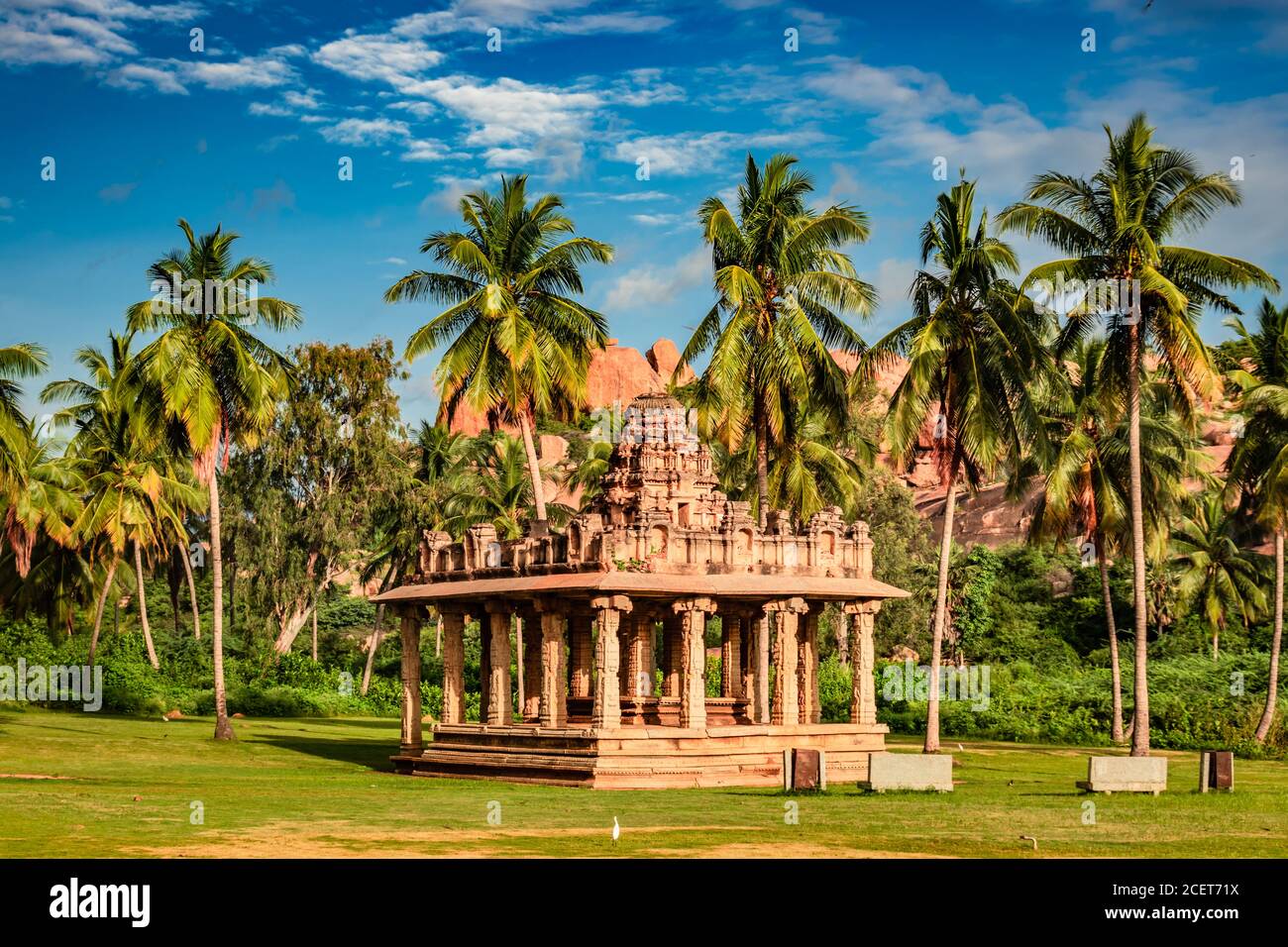 hampi ruines art antique à couper le souffle de pierre avec ciel bleu clair plan l'image est prise à hampi karnataka inde. il montre l'impressionnant Banque D'Images