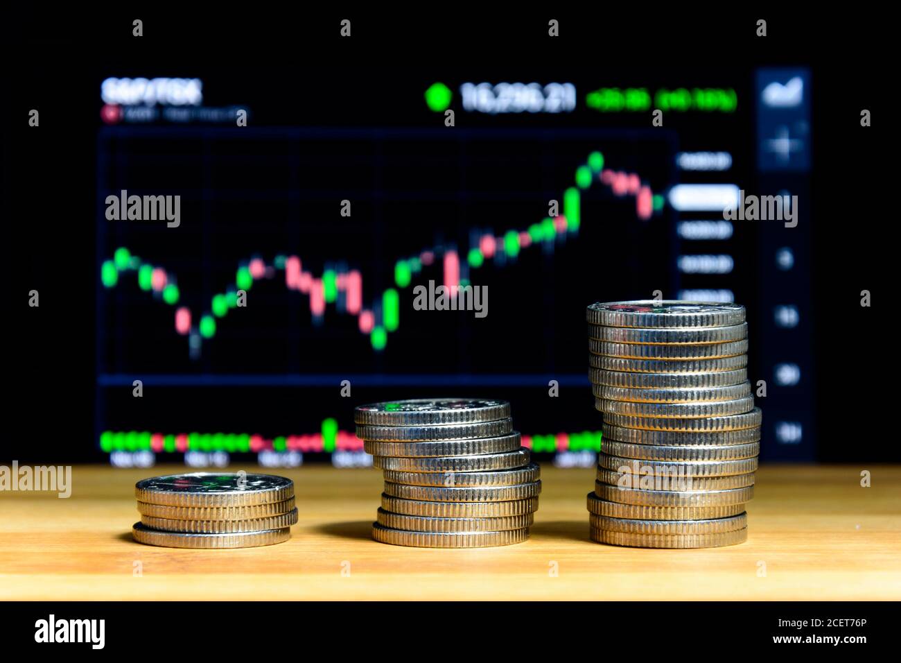 Beaucoup de pièces tchèques avant le tableau financier. Paiement en République tchèque. Pièces empilées en colonnes. Économies financières en couronnes. Banque D'Images