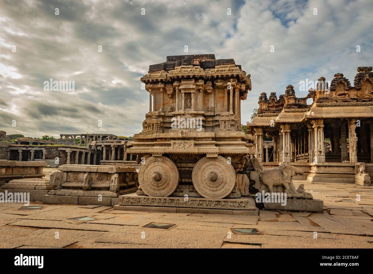 char en pierre de hampi le morceau d'art en pierre antique d'un angle unique avec une image de ciel incroyable est pris à hampi karnataka inde. il est le plus impressionnant Banque D'Images