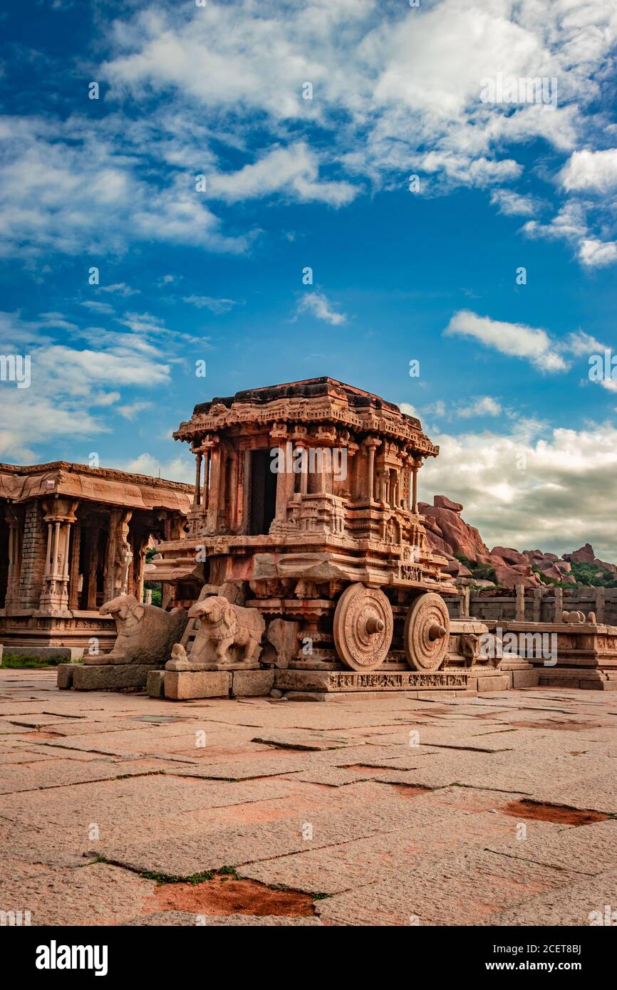 char en pierre de hampi la pièce d'art en pierre antique d'un angle unique avec une incroyable image de ciel bleu est prise à hampi karnataka inde. c'est le plus impres Banque D'Images