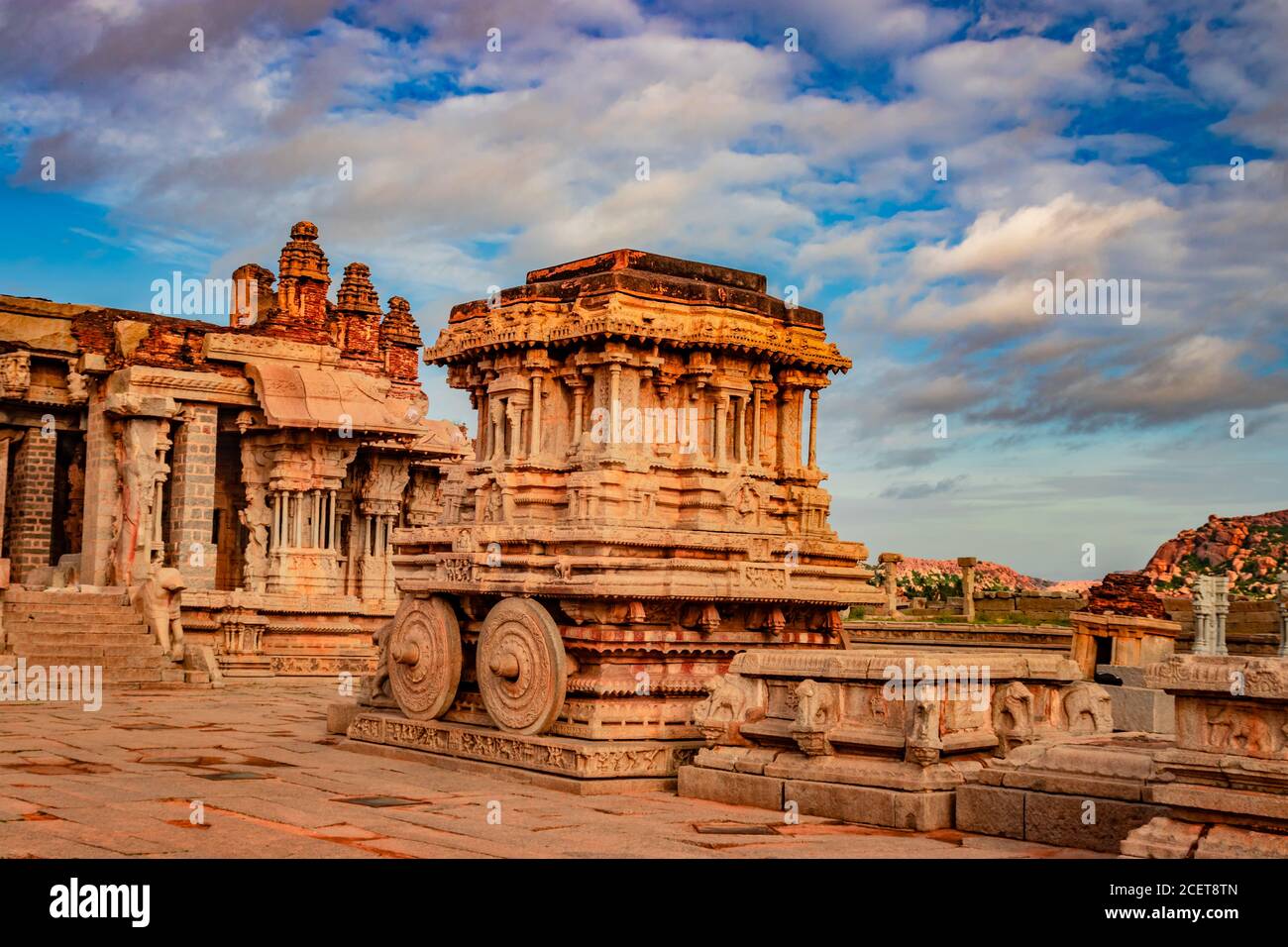 char en pierre de hampi la pièce d'art en pierre antique d'un angle unique avec une incroyable image de ciel bleu est prise à hampi karnataka inde. c'est le plus impres Banque D'Images