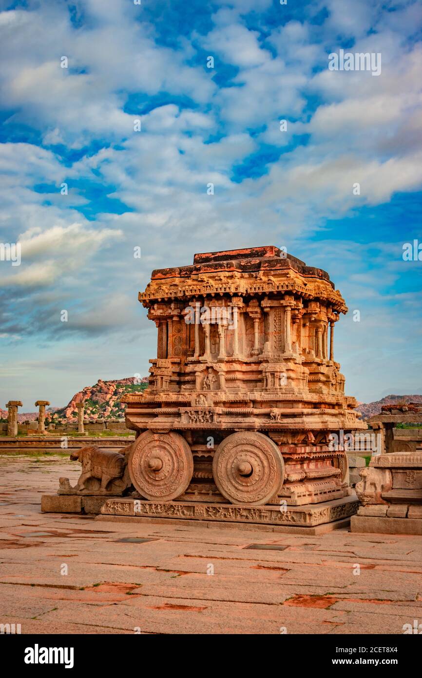 char en pierre de hampi la pièce d'art en pierre antique d'un angle unique avec une incroyable image de ciel bleu est prise à hampi karnataka inde. c'est le plus impres Banque D'Images