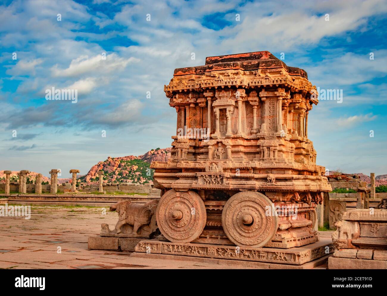 char en pierre de hampi la pièce d'art en pierre antique d'un angle unique avec une incroyable image de ciel bleu est prise à hampi karnataka inde. c'est le plus impres Banque D'Images