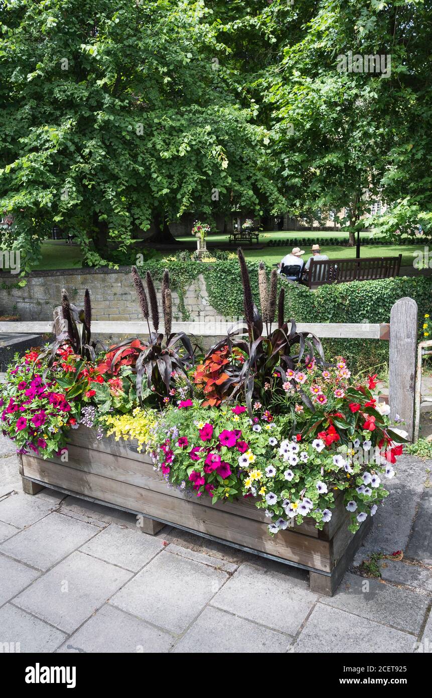 Un jardinière de fleurs urbaines contenant un mélange coloré de floraison Usines à Bradford sur Avon Wiltshire Angleterre Royaume-Uni Banque D'Images