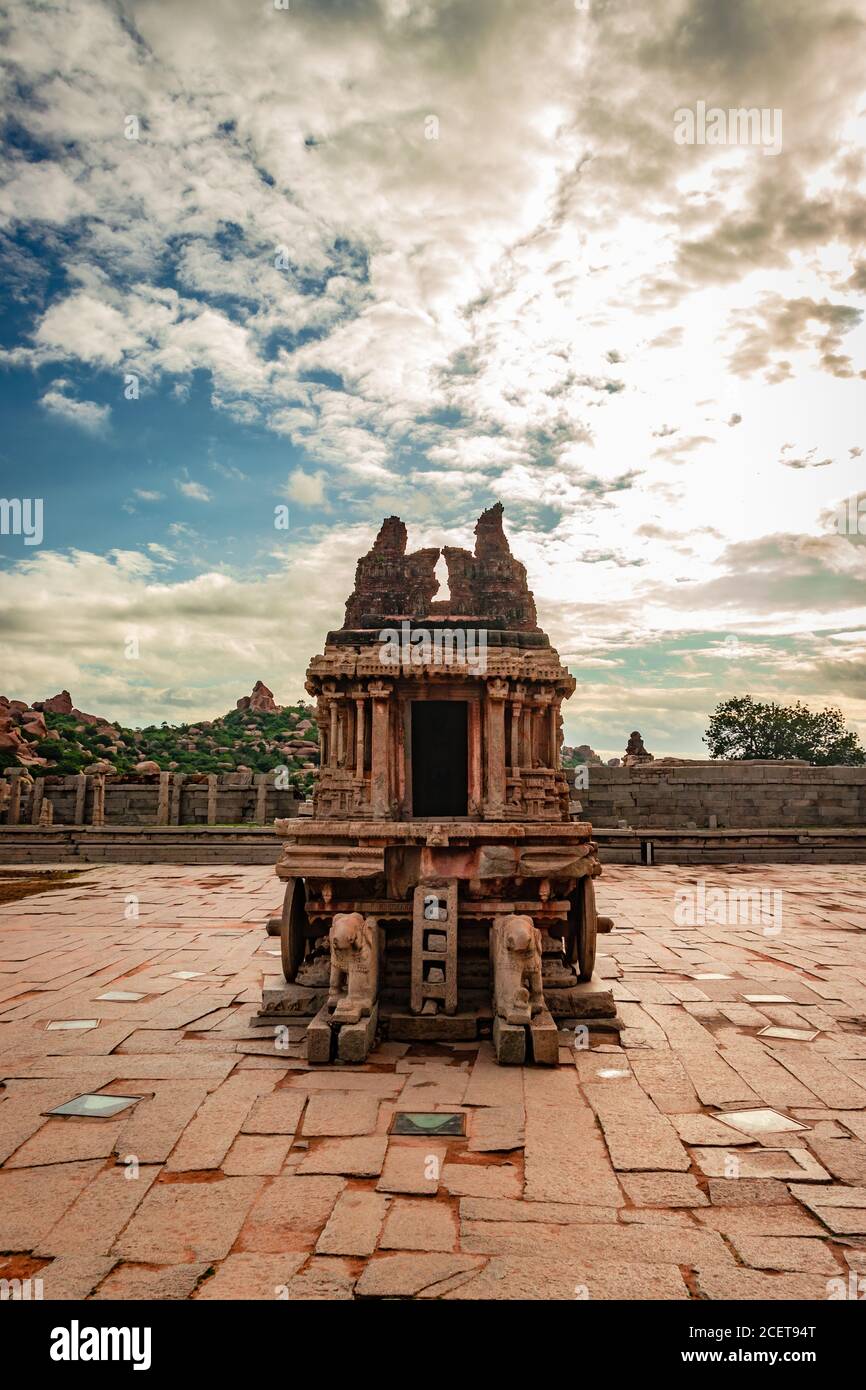 char en pierre de hampi le morceau d'art en pierre antique d'un angle unique avec une image de ciel incroyable est pris à hampi karnataka inde. il est le plus impressionnant Banque D'Images