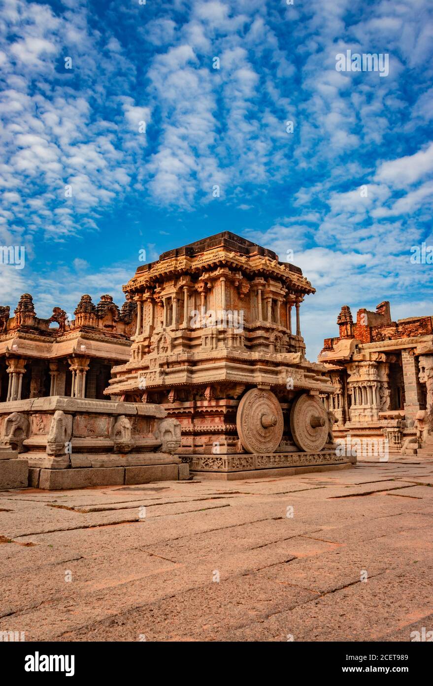 char en pierre de hampi la pièce d'art en pierre antique d'un angle unique avec une incroyable image de ciel bleu est prise à hampi karnataka inde. c'est le plus impres Banque D'Images