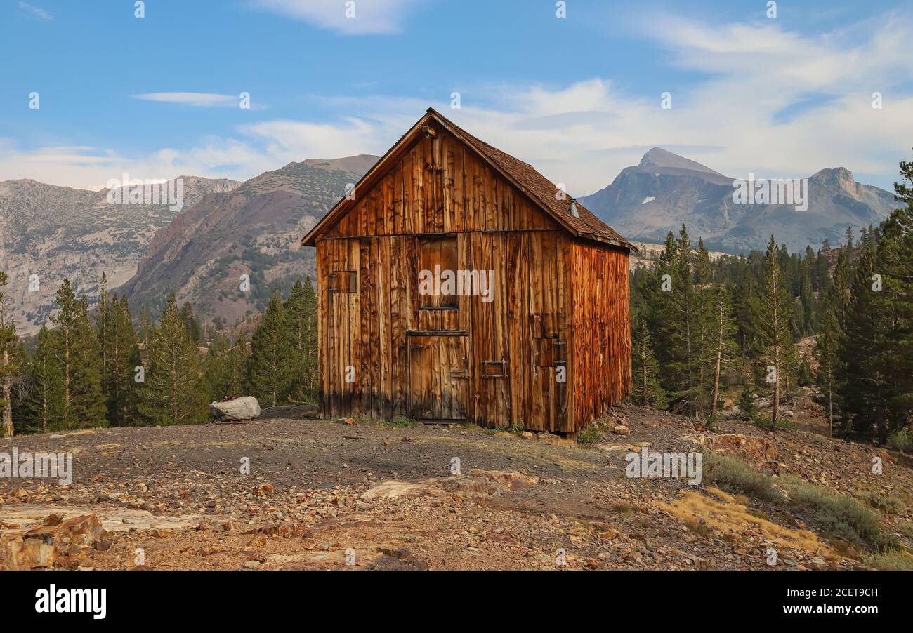 LEE VINING, CALIFORNIE, ÉTATS-UNIS - 22 août 2020 : une cabine abandonnée se trouve sur le site de la ville fantôme minière de Bennettville, dans l'est de la Sierra. Banque D'Images