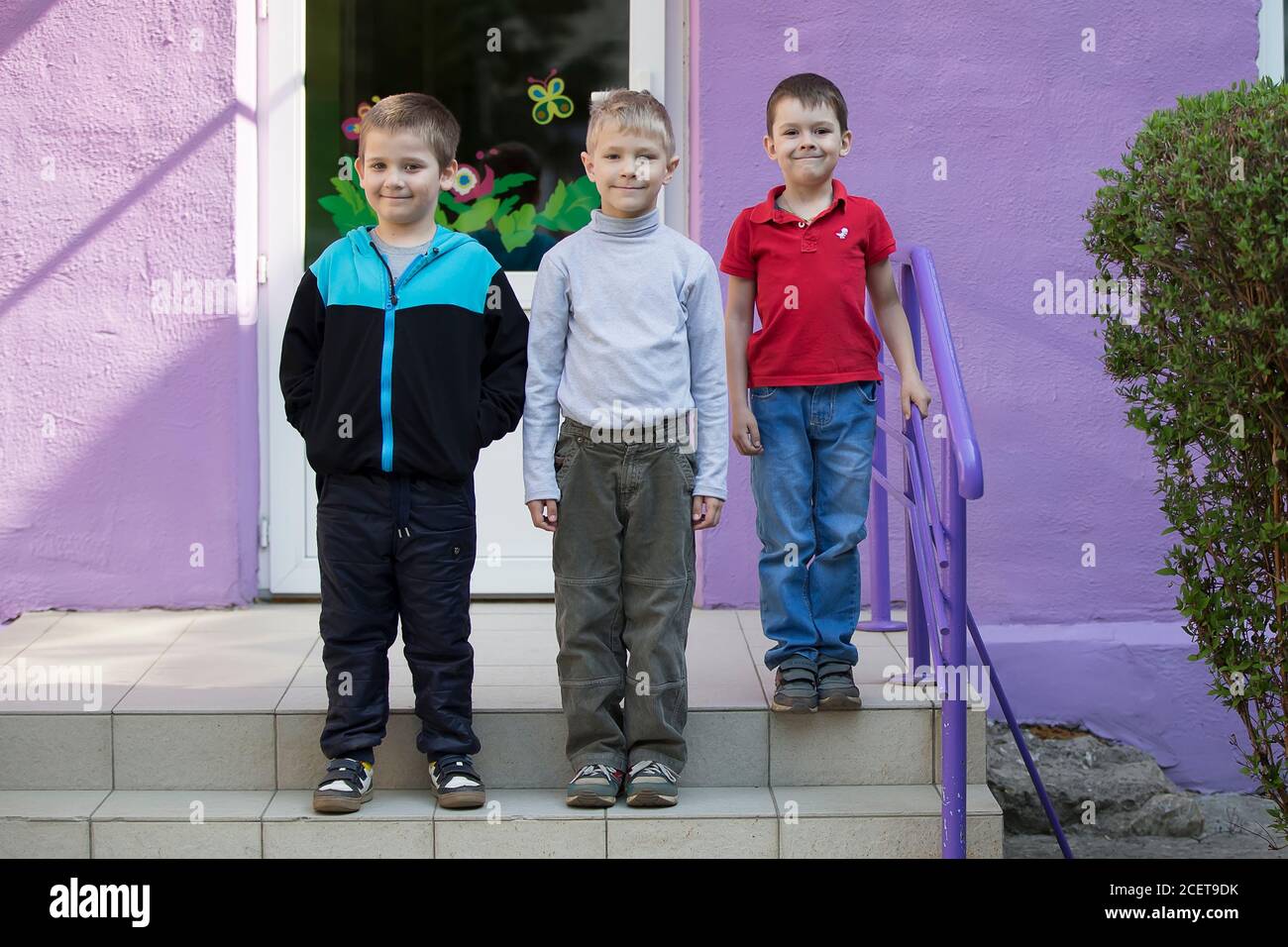 Bélarus, la ville de Gomel, 25 avril 2019. Jardin d'enfants ouvert jour. Trois garçons amusants de la maternelle. Trois camarades. Banque D'Images