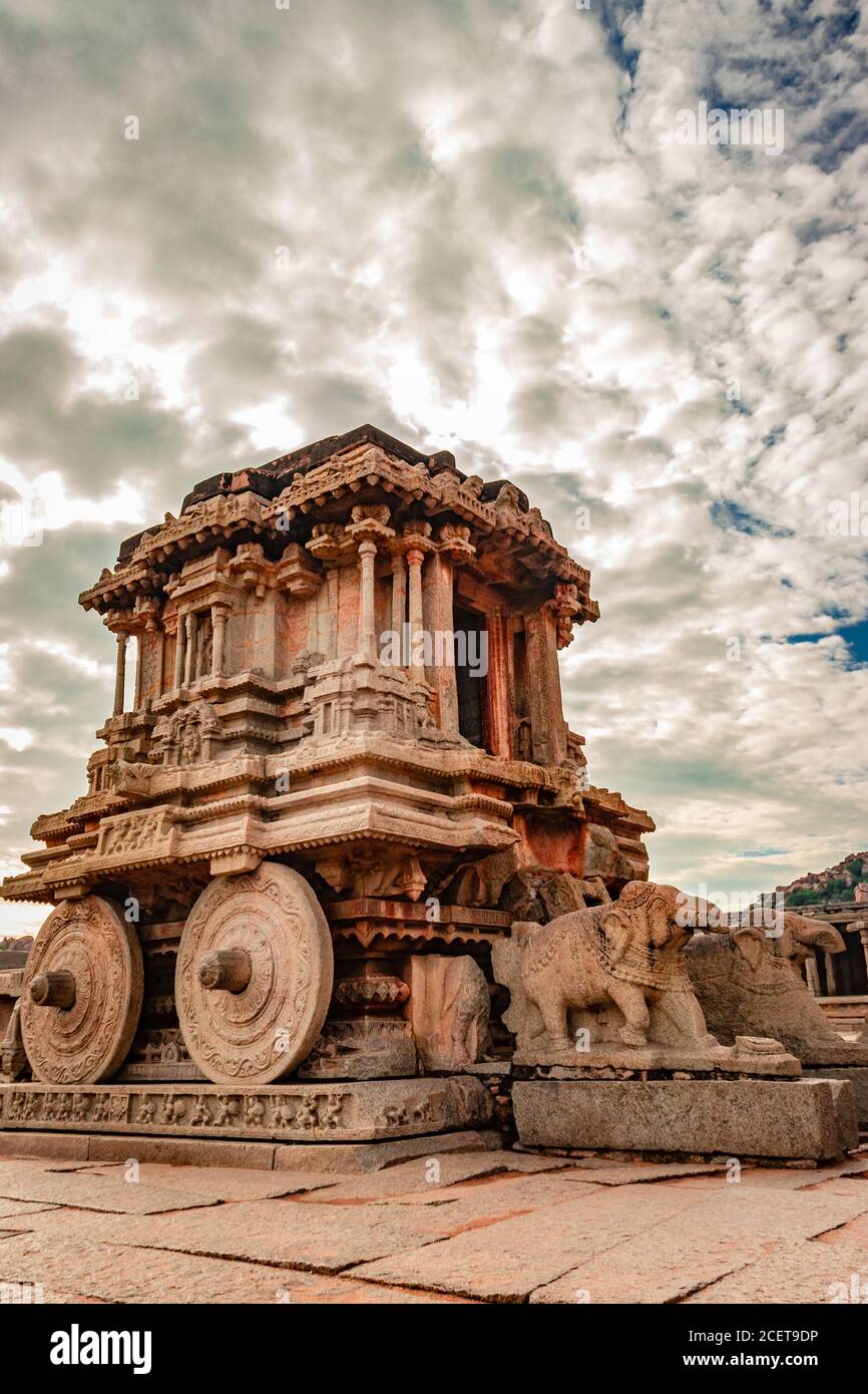 char en pierre de hampi le morceau d'art en pierre antique d'un angle unique avec une image de ciel incroyable est pris à hampi karnataka inde. il est le plus impressionnant Banque D'Images