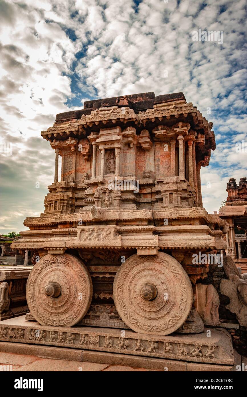 char en pierre de hampi la pièce d'art en pierre antique d'un angle unique avec une incroyable image de ciel bleu est prise à hampi karnataka inde. c'est le plus impres Banque D'Images