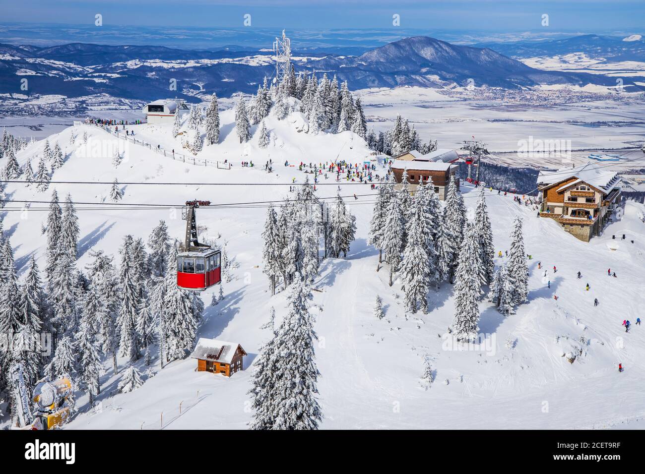 Poiana Brasov, Roumanie. Vue panoramique sur les pistes de ski avec téléphérique. Banque D'Images