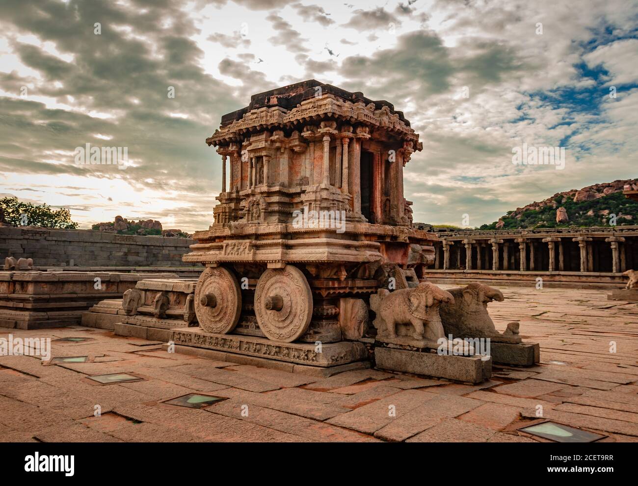 char en pierre de hampi le morceau d'art en pierre antique d'un angle unique avec une image de ciel incroyable est pris à hampi karnataka inde. il est le plus impressionnant Banque D'Images