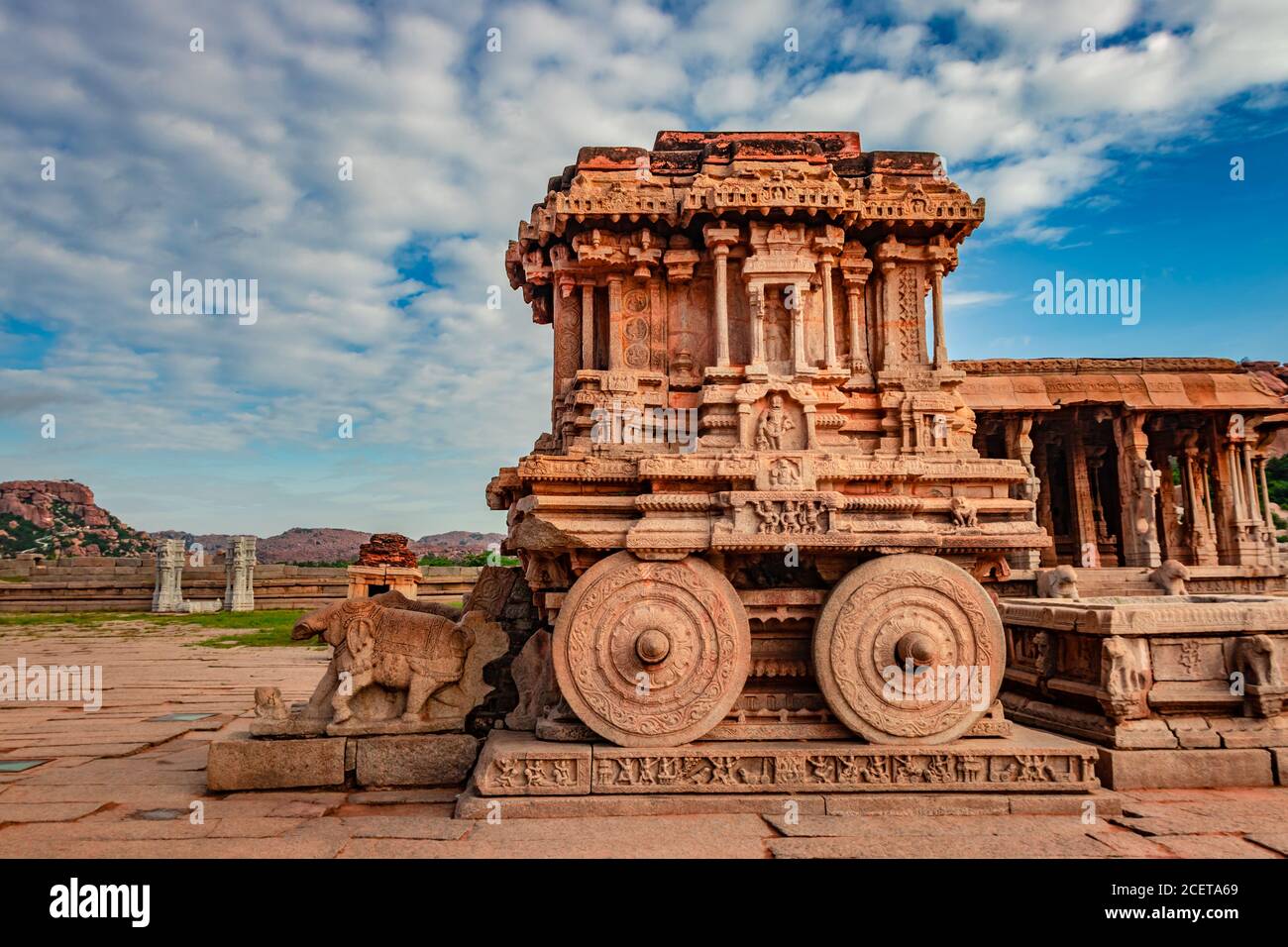 char en pierre de hampi la pièce d'art en pierre antique d'un angle unique avec une incroyable image de ciel bleu est prise à hampi karnataka inde. c'est le plus impres Banque D'Images