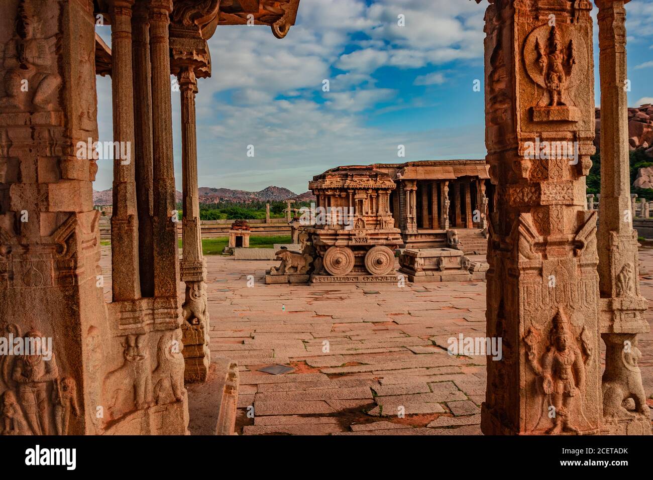 char en pierre de hampi la pièce d'art en pierre antique d'un angle unique avec une incroyable image de ciel bleu est prise à hampi karnataka inde. c'est le plus impres Banque D'Images