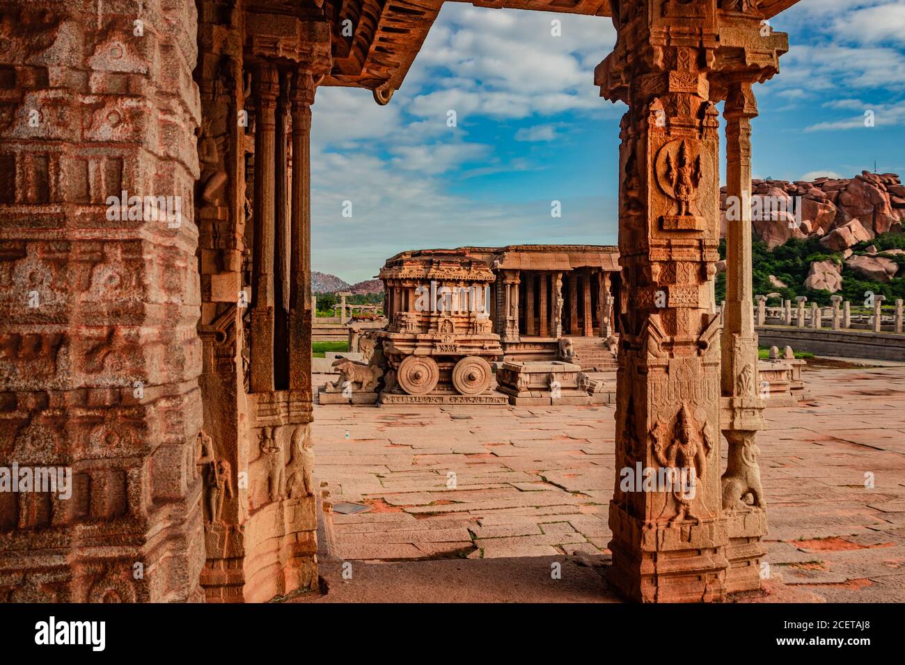 intérieur du temple de vithala ruines de hampi art antique de pierre d'angle unique image est prise à hampi karnataka inde. La structure la plus impressionnante de Hamp Banque D'Images