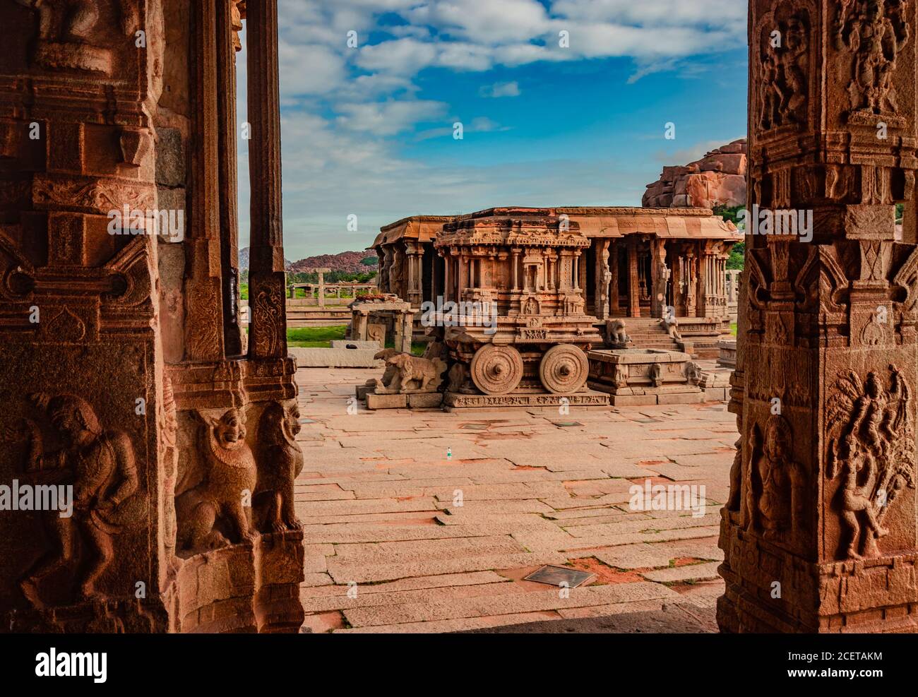 char en pierre de hampi la pièce d'art en pierre antique d'un angle unique avec une incroyable image de ciel bleu est prise à hampi karnataka inde. c'est le plus impres Banque D'Images