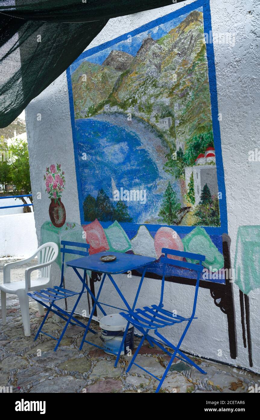 Une table et des chaises dans un café sur le grec île de Tilos Banque D'Images