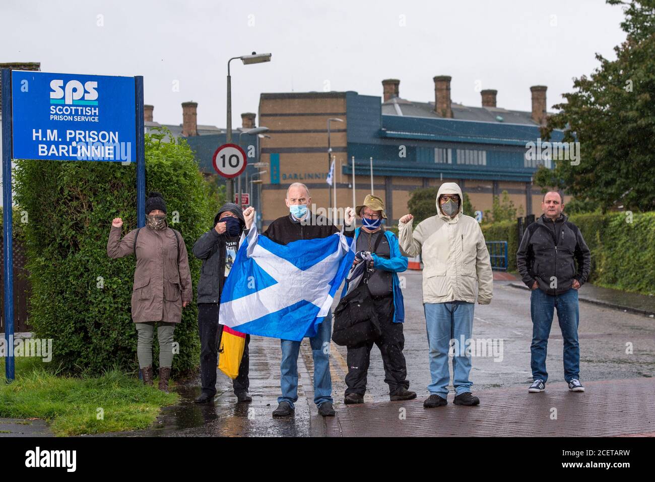 Glasgow, Écosse, Royaume-Uni. 2 septembre 2020. Photo : (G-D) James Gardener; Jan Middleton; Sean Clerkin; Chris Smith; John Lowe; James Crossan. COMMUNIQUÉ DE PRESSE : La manifestation d'aujourd'hui devant la prison de Barlinnie appelle à la libération immédiate de M. Singh de sa peine draconienne de 72 jours de prison pour avoir défié le Conseil municipal de Glasgow pour avoir la marche et se rassembler pour l'indépendance écossaise à 1.30 heures dans l'après-midi de mai 2019, ce qui a attiré plus de 100,000 personnes qui ont autorisé Ces gens des Highlands et des îles et du sud de l'Écosse le temps d'arriver à Glasgow. Crédit : Colin Fisher/Alay Live News. Banque D'Images