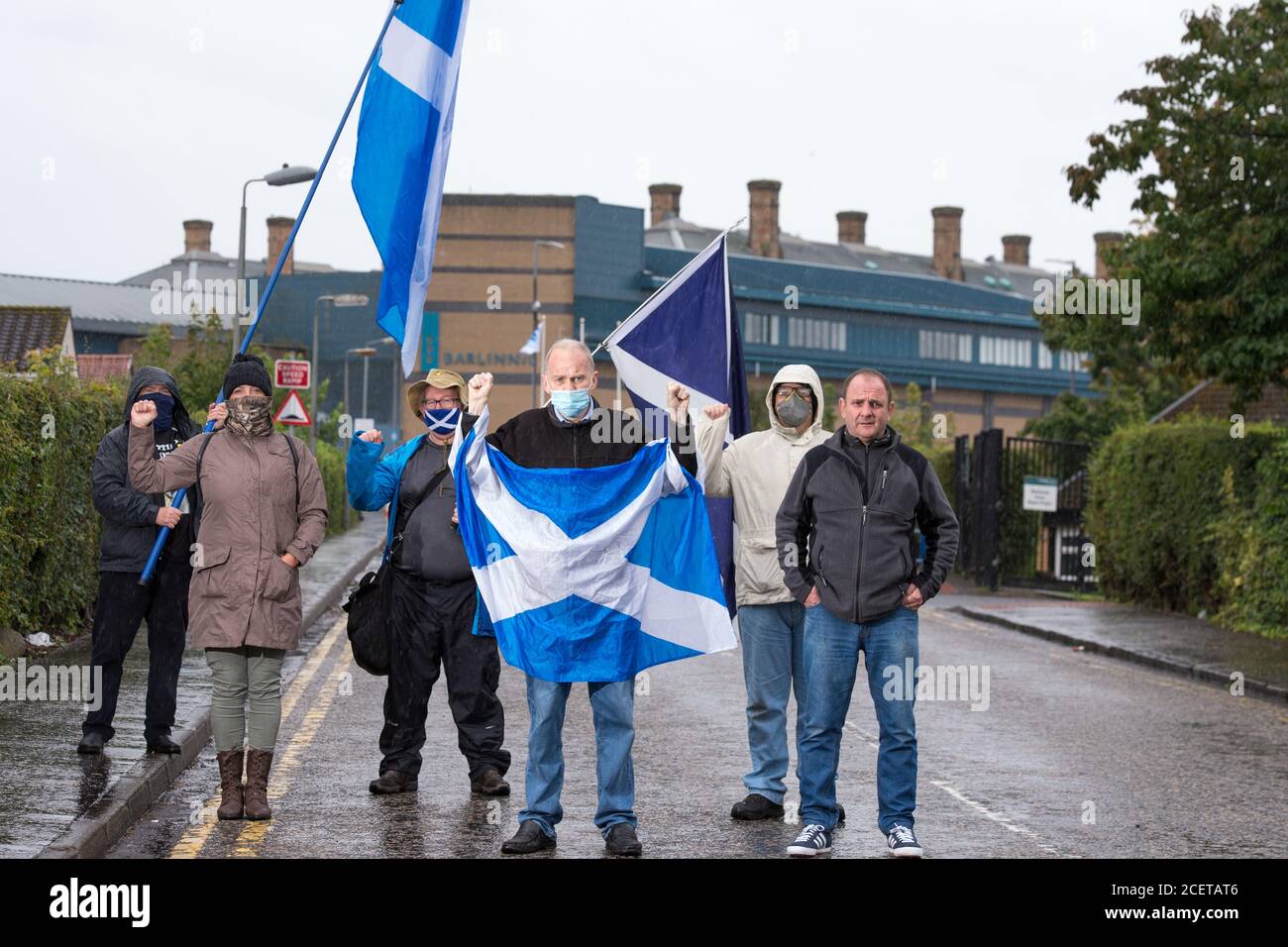 Glasgow, Écosse, Royaume-Uni. 2 septembre 2020. Photo : (G-D) James Gardener; Jan Middleton; Chris Smith; Sean Clerkin; John Lowe; James Crossan. COMMUNIQUÉ DE PRESSE : La manifestation d'aujourd'hui devant la prison de Barlinnie appelle à la libération immédiate de M. Singh de sa peine draconienne de 72 jours de prison pour avoir défié le Conseil municipal de Glasgow pour avoir la marche et se rassembler pour l'indépendance écossaise à 1.30 heures dans l'après-midi de mai 2019, ce qui a attiré plus de 100,000 personnes qui ont autorisé Ces gens des Highlands et des îles et du sud de l'Écosse le temps d'arriver à Glasgow. Crédit : Colin Fisher/Alay Live News. Banque D'Images