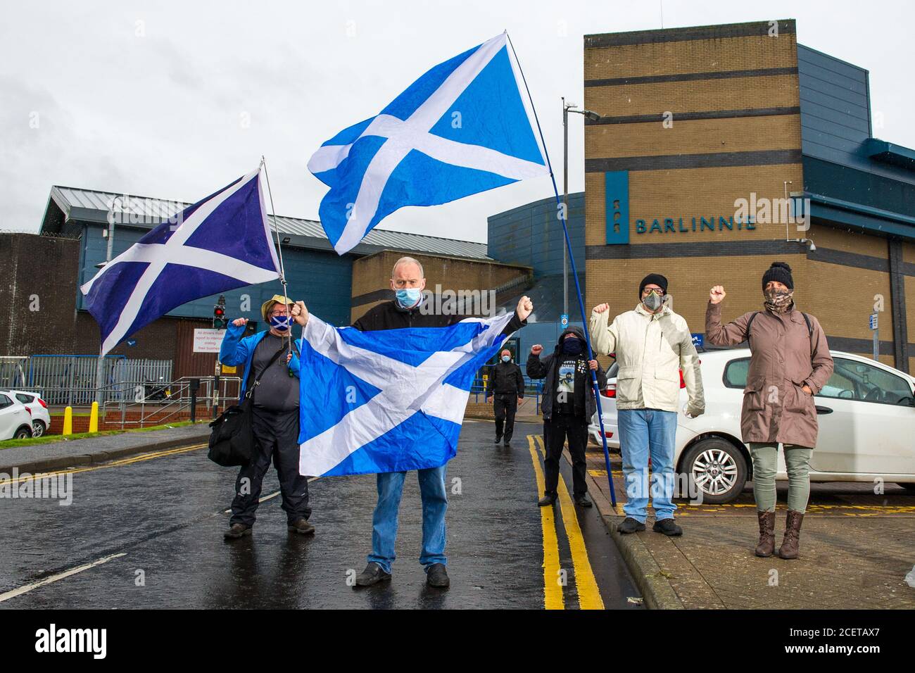 Glasgow, Écosse, Royaume-Uni. 2 septembre 2020. Photo : (G-D) Chris Smith; Sean Clerkin; James Gardener; John Lowe; Jan Middleton. COMMUNIQUÉ DE PRESSE : La manifestation d'aujourd'hui devant la prison de Barlinnie appelle à la libération immédiate de M. Singh de sa peine draconienne de 72 jours de prison pour avoir défié le Conseil municipal de Glasgow pour avoir la marche et se rassembler pour l'indépendance écossaise à 1.30 heures dans l'après-midi de mai 2019, ce qui a attiré plus de 100,000 personnes qui ont autorisé Ces gens des Highlands et des îles et du sud de l'Écosse le temps d'arriver à Glasgow. Crédit : Colin Fisher/Alay Live News. Banque D'Images