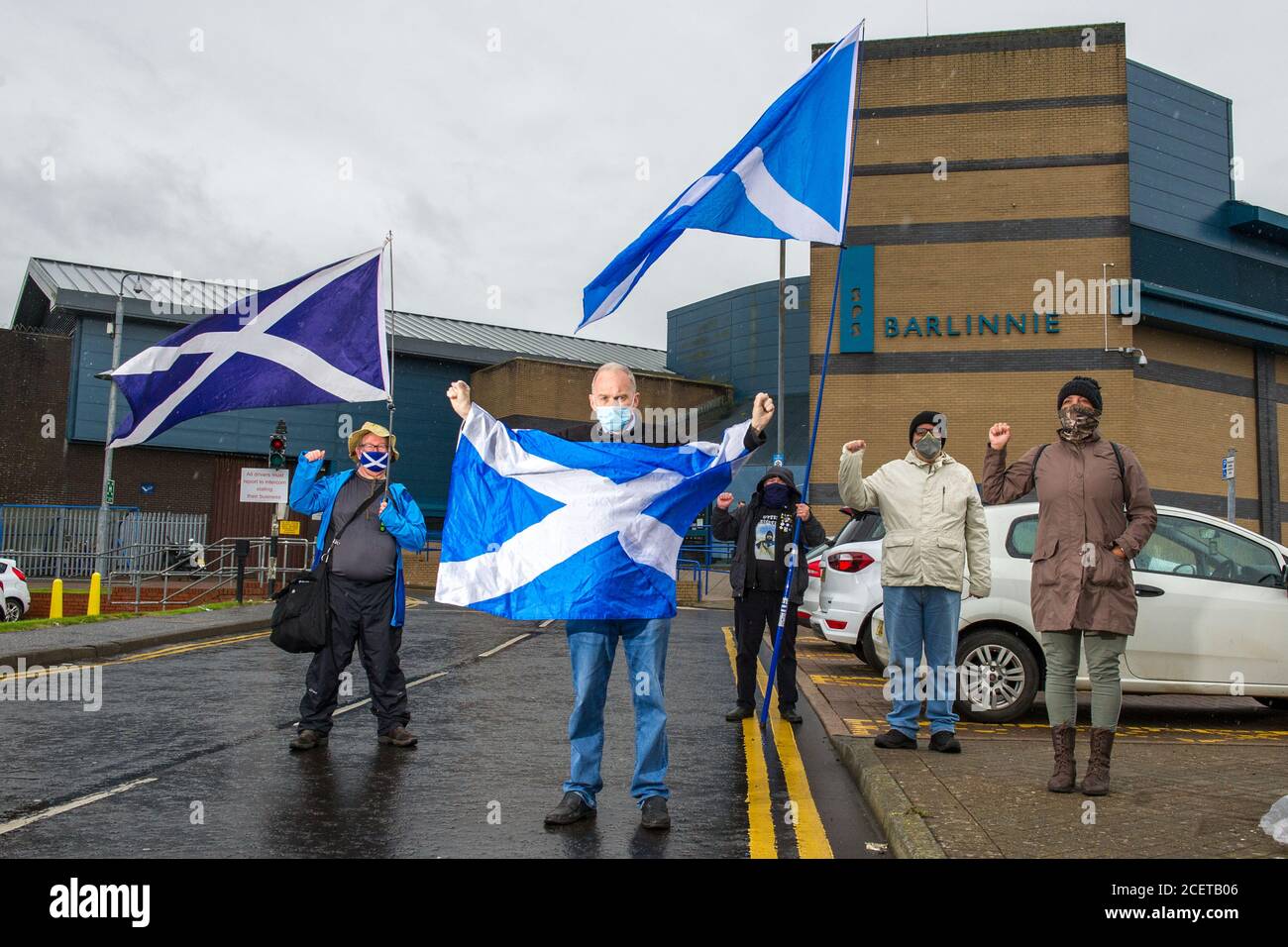 Glasgow, Écosse, Royaume-Uni. 2 septembre 2020. Photo : (G-D) Chris Smith; Sean Clerkin; James Gardener; John Lowe; Jan Middleton. COMMUNIQUÉ DE PRESSE : La manifestation d'aujourd'hui devant la prison de Barlinnie appelle à la libération immédiate de M. Singh de sa peine draconienne de 72 jours de prison pour avoir défié le Conseil municipal de Glasgow pour avoir la marche et se rassembler pour l'indépendance écossaise à 1.30 heures dans l'après-midi de mai 2019, ce qui a attiré plus de 100,000 personnes qui ont autorisé Ces gens des Highlands et des îles et du sud de l'Écosse le temps d'arriver à Glasgow. Crédit : Colin Fisher/Alay Live News. Banque D'Images