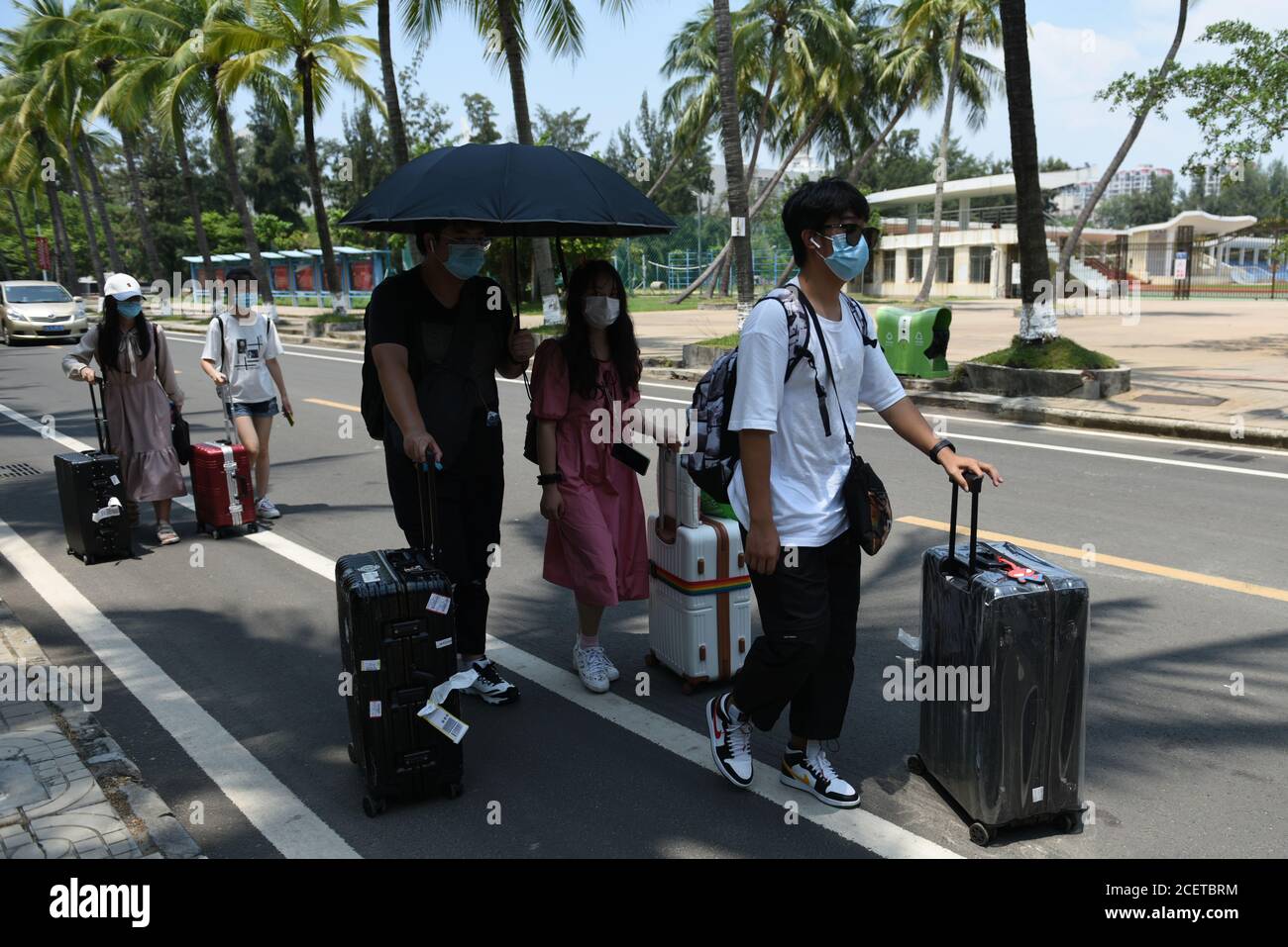 Haikou, Chine. 02 septembre 2020. Les élèves portant des masques faciaux par mesure de précaution portant des bagages.les élèves de l'Université de Hainan dans la province de Hainan portent des masques faciaux pour retourner à l'école, à l'heure actuelle, bien qu'il y ait très peu de cas de COVID-19, les élèves doivent être vérifiés pour leur santé, montrer leurs dossiers de voyage et leurs cartes d'identité, pour entrer dans l'école. Les universités chinoises effectuent toujours un examen d'entrée strict pour éviter la propagation du virus due au flux d'étudiants. Crédit : SOPA Images Limited/Alamy Live News Banque D'Images