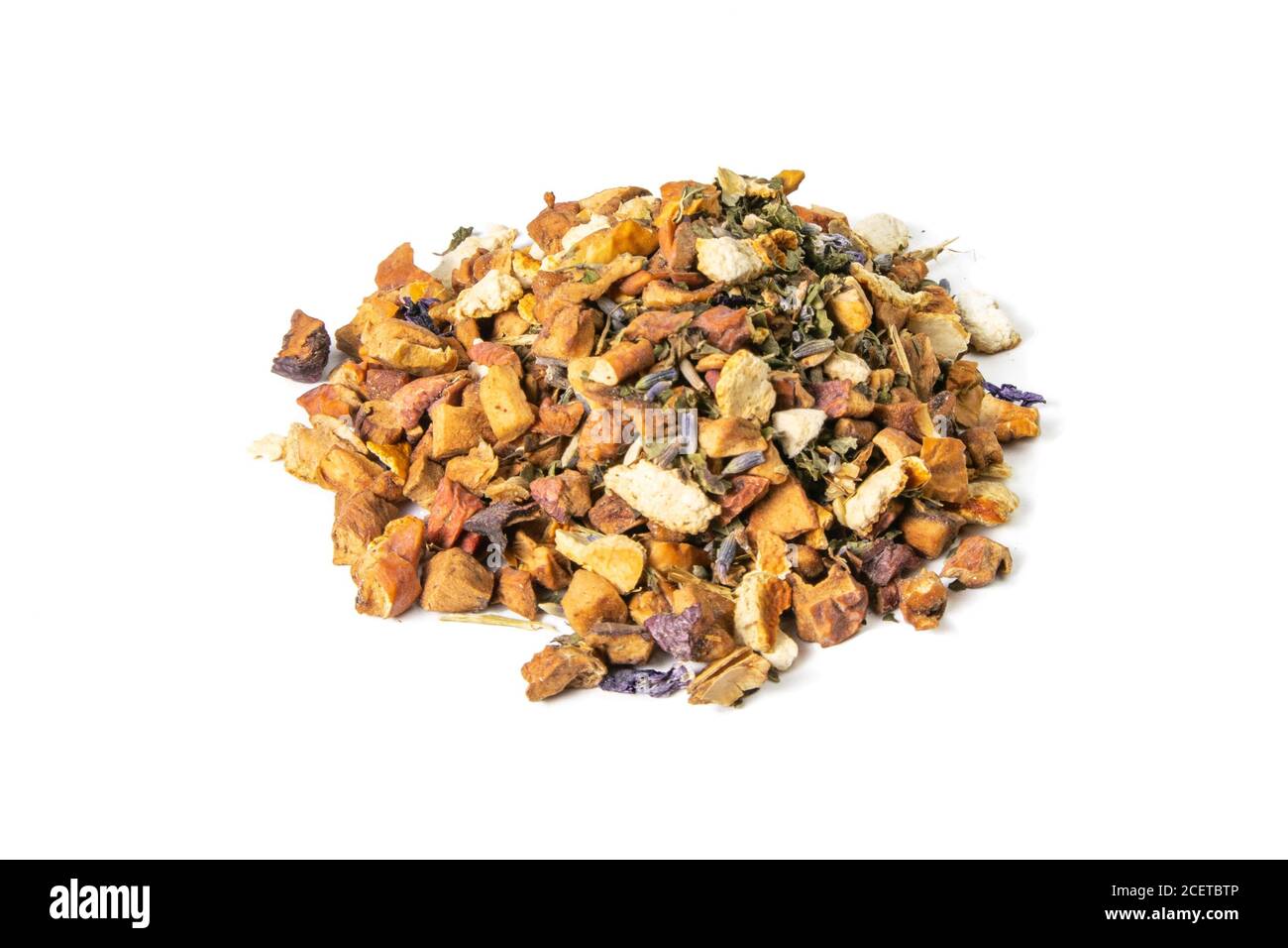 Mélange de fruits de forêt secs en vrac comme le thé isolé sur fond blanc. Vues de face, gros plan Banque D'Images
