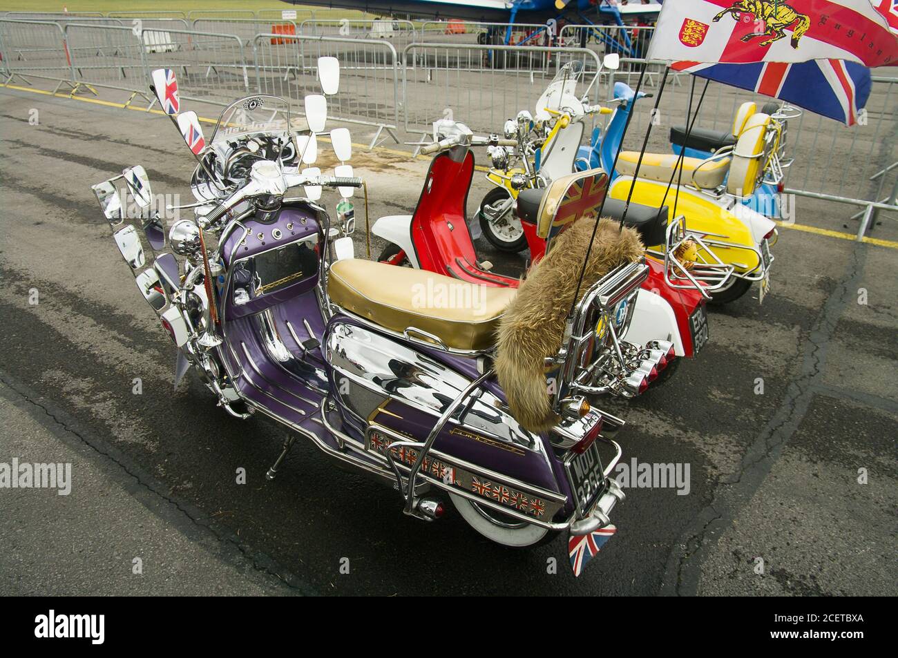 Une gamme d'anciens scooters exposés à un Foire de pays à Gloucestershire Angleterre Royaume-Uni Banque D'Images