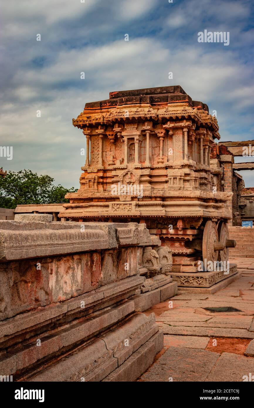 char en pierre de hampi le morceau d'art en pierre antique d'un angle unique avec une image de ciel incroyable est pris à hampi karnataka inde. il est le plus impressionnant Banque D'Images