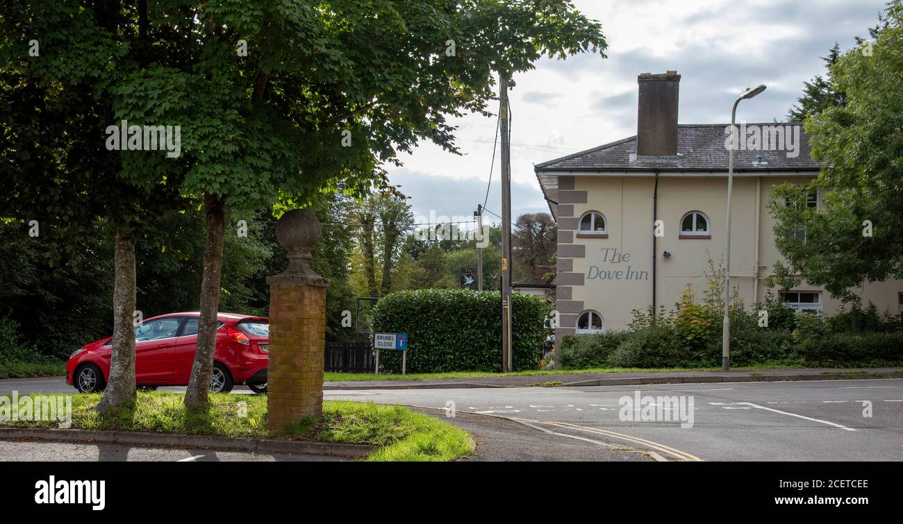 Micheldever Station, Hampshire, Angleterre, Royaume-Uni. Vue sur le pub Dove depuis la piste de la gare. Banque D'Images